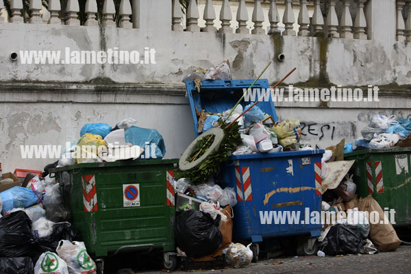 rifiuti-corona-alloro-nov-2013-bis.jpg