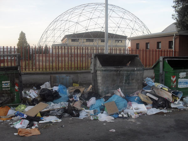 Lamezia: Associazione Quartiere Capizzaglie chiede rimozione rifiuti vicino scuola