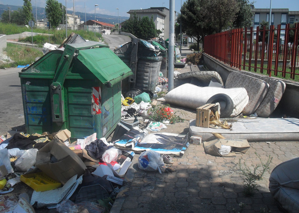Lamezia: “Quartiere Capizzaglie”, emergenza rifiuti a Donna Mazza e via Amendola