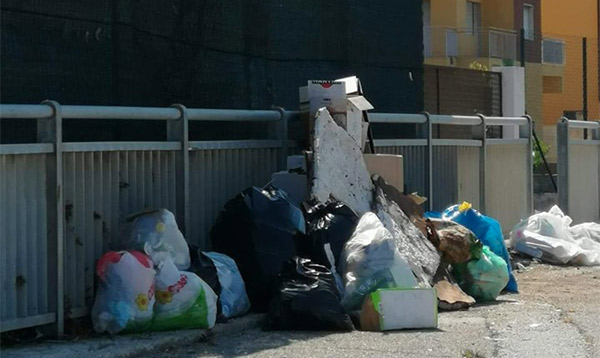 Sindaco di Falerna ferma e sanziona un turista intento a buttare rifiuti