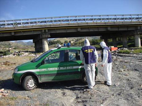 Calabria: Rifiuti abbandonati in greto torrente, sette denunciati 