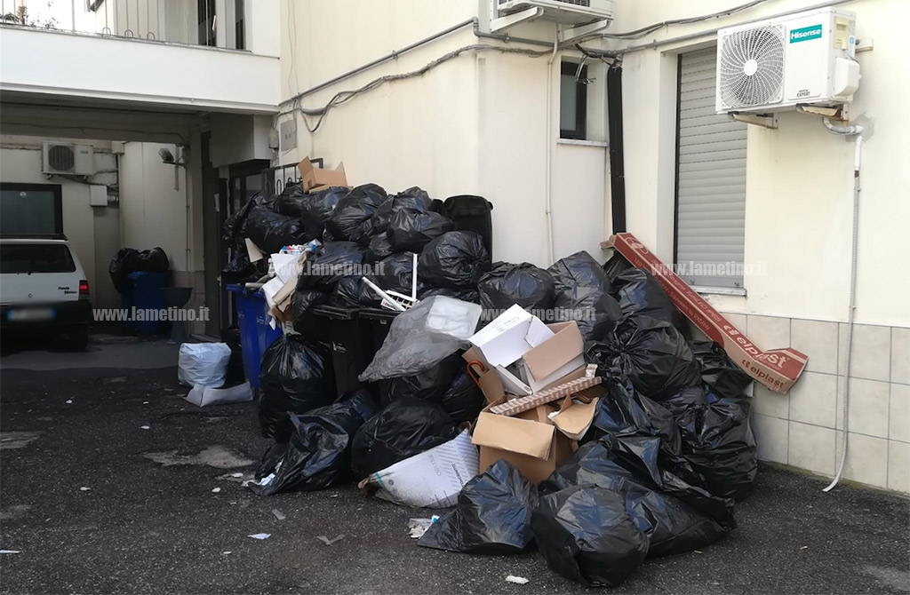 Lamezia, rifiuti e rischio igienico sanitario all'ingresso della Guardia Medica: la segnalazione dei medici