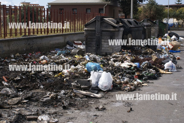Lamezia: Emergenza rifiuti, diversi i roghi