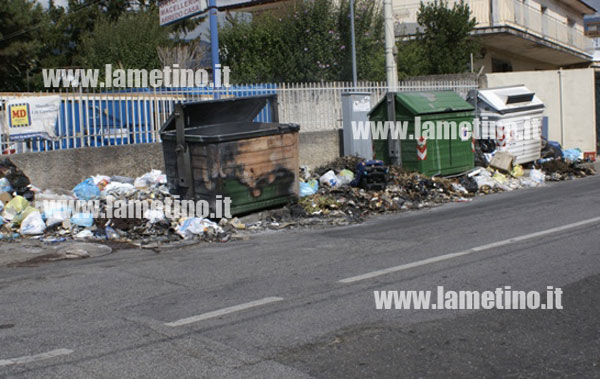 rifiuti-incendiati-lamezia-ottobre-2012