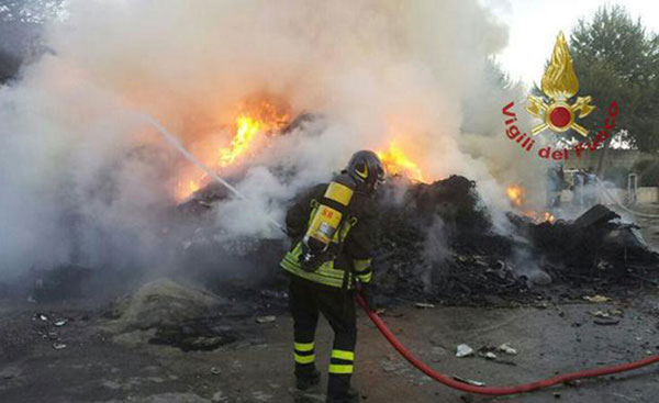 Rifiuti in fiamme a Crotone, cittadini allarmati
