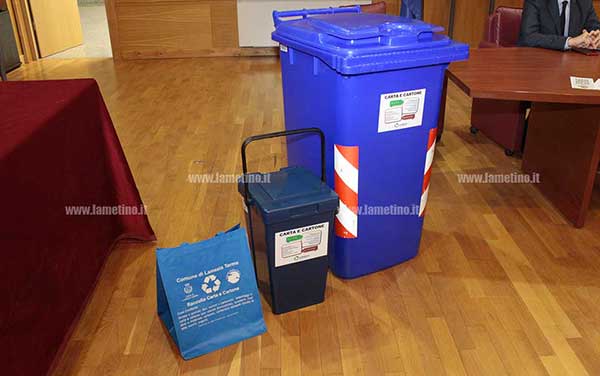 Raccolta differenziata a Lamezia, gazebo in piazza Italia per distribuire i contenitori di carta e cartone