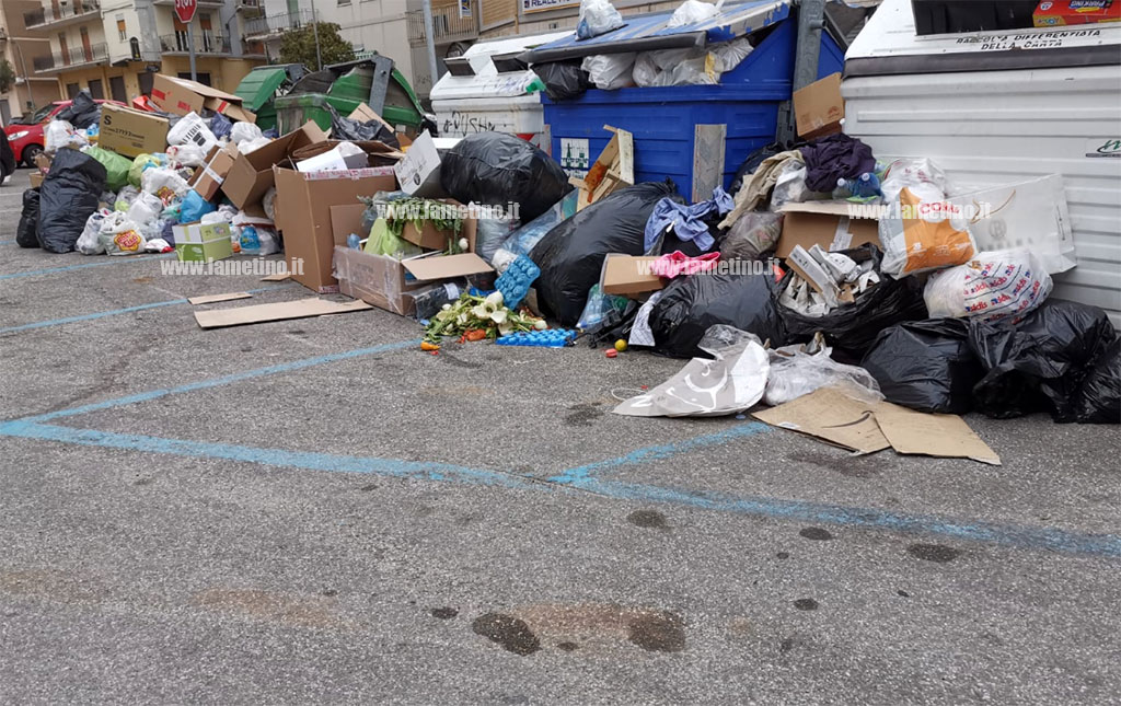 Lamezia, crescono i cumuli di rifiuti: è di nuovo emergenza in città