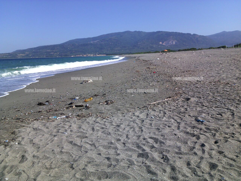 Lamezia: segnalazione di rifiuti in spiaggia a Ginepri. Occorre pulizia litorale
