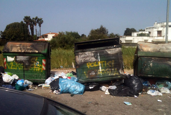 rifiuti-marinella-1-maggio-2013-cassonetti-rovesciati-bis.jpg