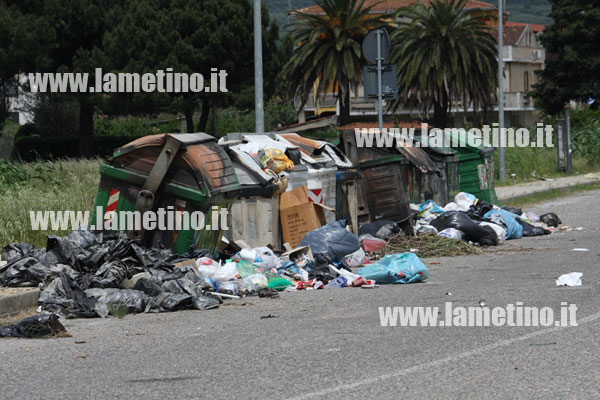 rifiuti-marinella-1-maggio-2013-quinques.jpg