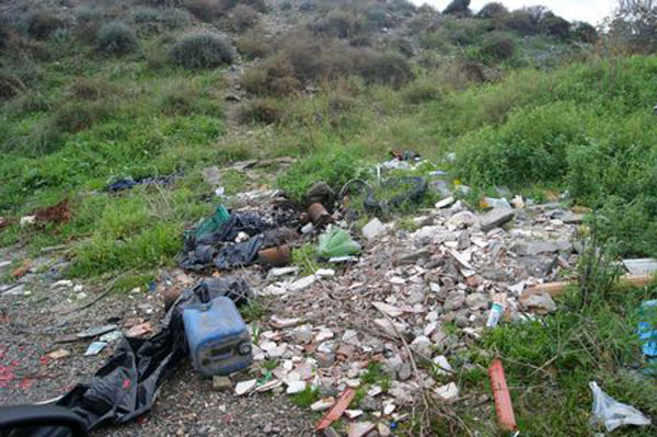 Sequestrati rifiuti speciali vicino a fiume nel cosentino