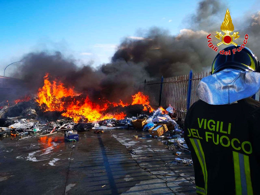 In fiamme rifiuti vicino mercato ortofrutticolo di Crotone, disagi per il fumo sulla SS106