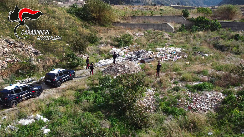 Oltre cinquemila tonnellate di rifiuti sversate in torrente a Reggio, un arresto - Video