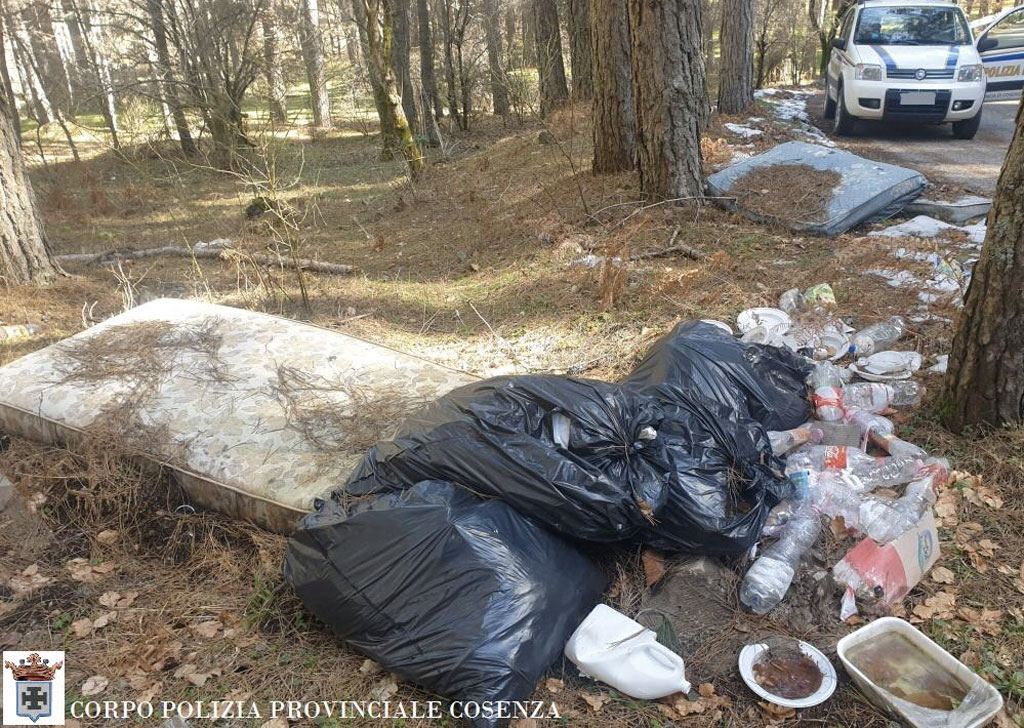 Scoperte 67 microdiscariche abusive  a San Giovanni in Fiore, sanzionati responsabili