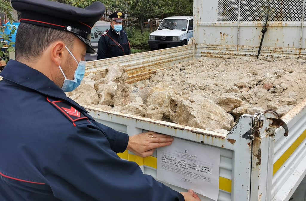Trasportava rifiuti senza autorizzazione, sequestrato furgone e denunciato imprenditore edile a Botricello