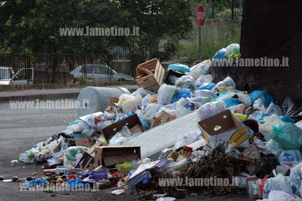 rifiuti-tipo-discarica-via-dippolito