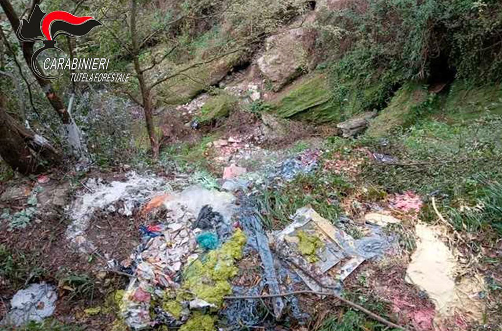 Rifiuti speciali pericolosi abbandonati in torrente nel Parco Nazionale “Aspromonte”, denunciati imprenditori