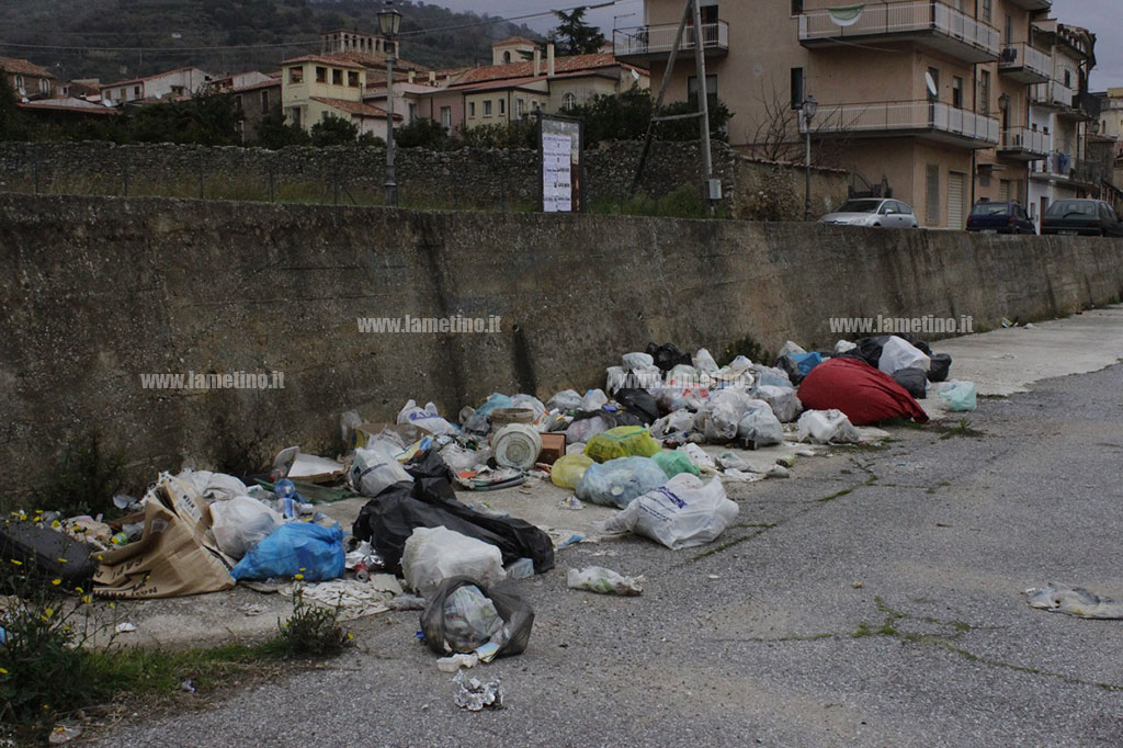 Lamezia, cumuli di rifiuti in parcheggio via Cataldi vicino scuola Borrello-Fiorentino
