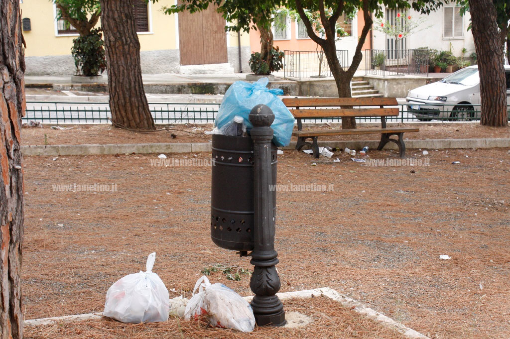 rifiuti-via-garibaldi-sambiase-2.jpg