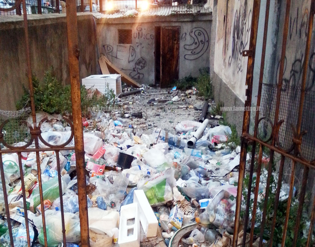 rifiuti-via-grande-2.jpg