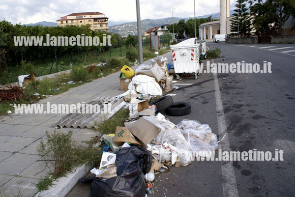 Lamezia: Rifiuti di ogni genere vicino chiesa e parco
