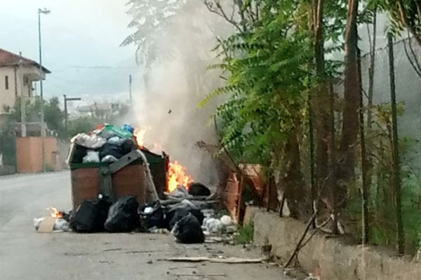 Lamezia, Potere al Popolo: "Rifiuti e degrado in via Murat, serve svolta per sviluppo sostenibile”