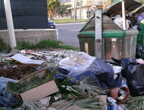 Lamezia: rifiuti su via del Progresso, la denuncia di Italia Nostra