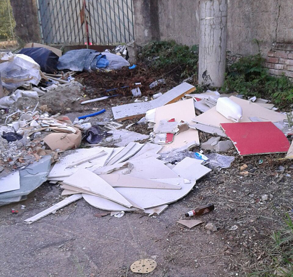 rifiuti-via-progresso_2.jpg