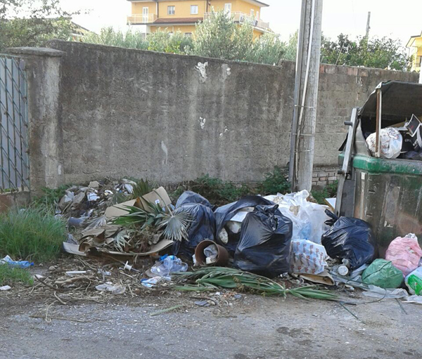 rifiuti-via-progresso_3.jpg