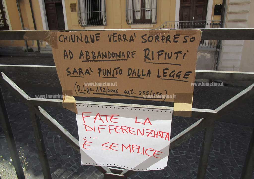 rifiuti-via-torre-cartelli-protesta-1982019.jpg