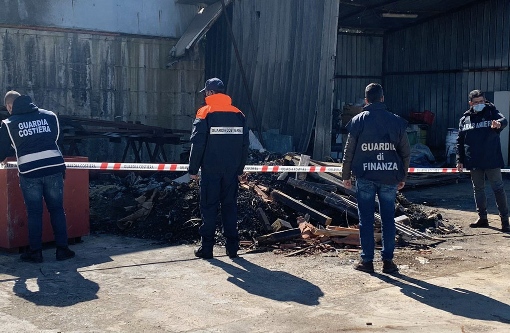 Rifiuti e scorie lungo argine torrente nel Vibonese, sequestrati capannoni industriali - VIDEO