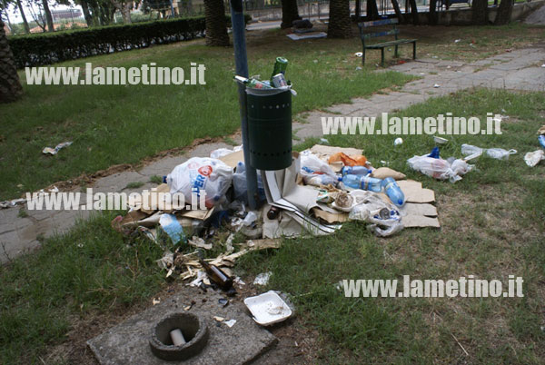 rifiuti-villetta-comunale-via-bernadette-agosto-2013-quater.jpg
