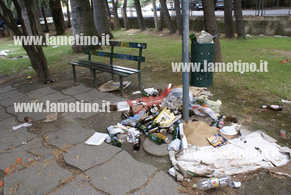 rifiuti-villetta-comunale-via-bernadette-agosto-2013.jpg