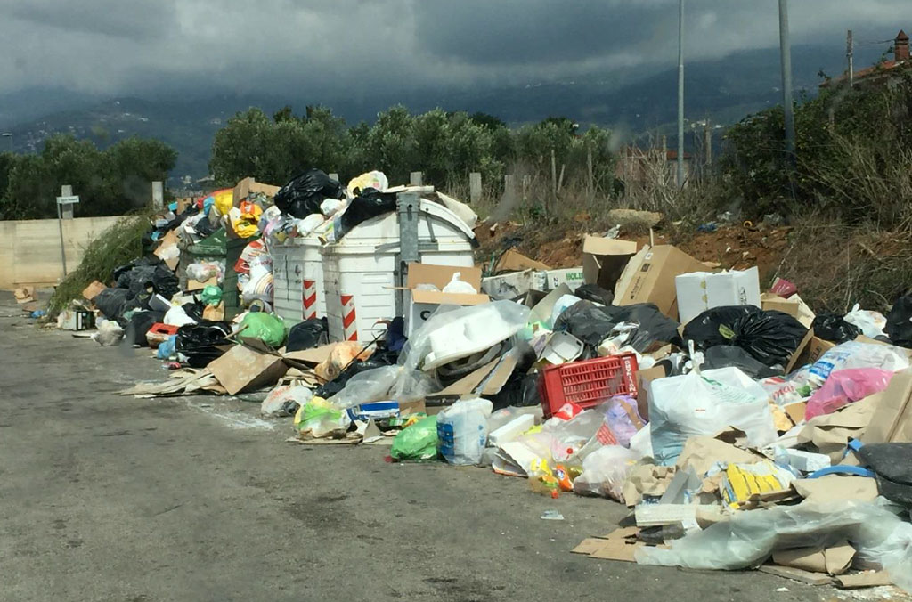 rifiuti1-via-laemzia-esposto12092018.jpg