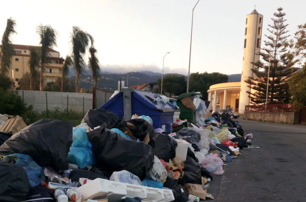 Lamezia, rifiuti abbandonati fuori dai cassonetti, la denuncia di associazioni e comitati: "Una città sporca è anche brutta"