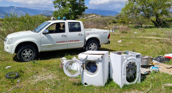 Rifiuti in alveo torrente, sequestrata area di 4 km a Roccella Ionica