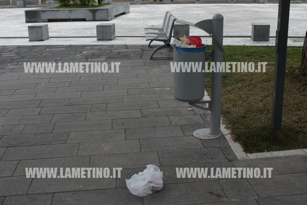 rifiuti_cestino_piazza_mazzini_lamezia.jpg