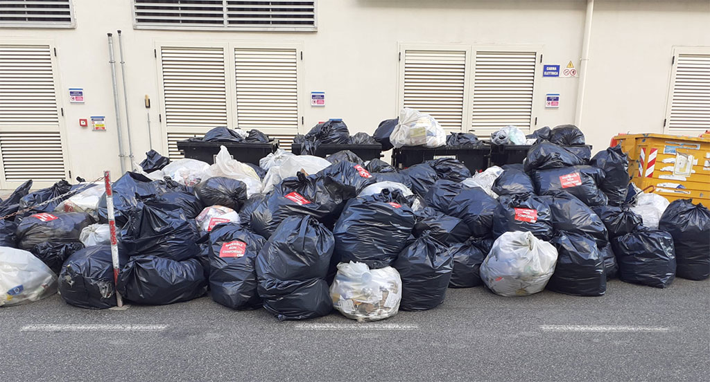 Rifiuti ammassati in Cittadella, la denuncia dell’assessore Cavallaro: “Una brutta cartolina per la Regione” 