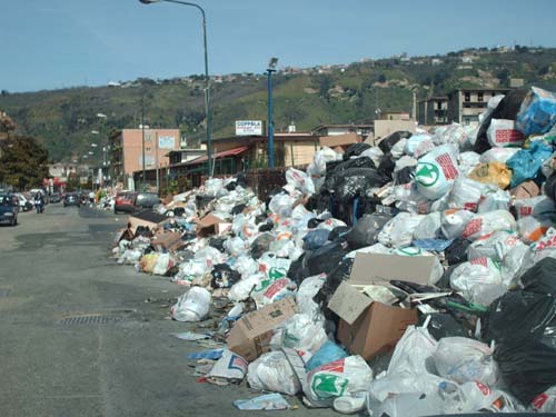 Lamezia, ore febbrili per evitare emergenza rifiuti