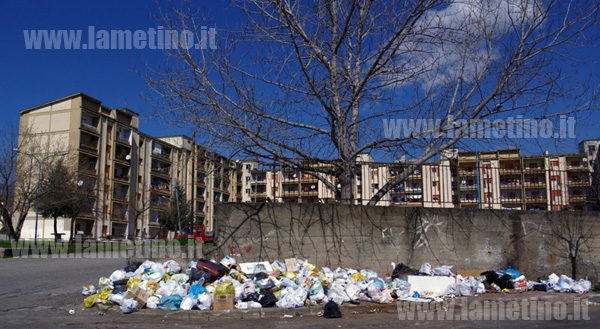 Lamezia, discarica a cielo aperto in via Saverio D'Ippolito
