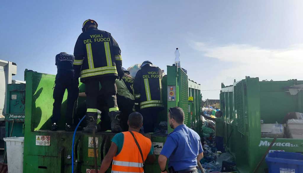 Operaio cade in compattatore rifiuti a Locri, gravi traumi alle gambe: interviene elisoccorso