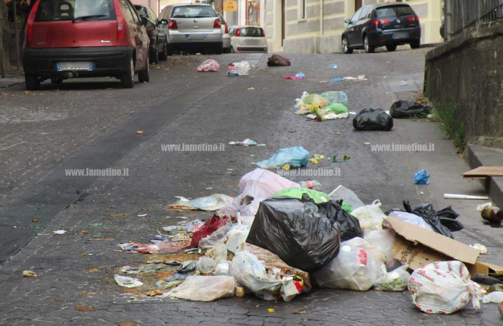 rigiuti-strada-via-torre-lissania-12-agosto3_b8907.jpg