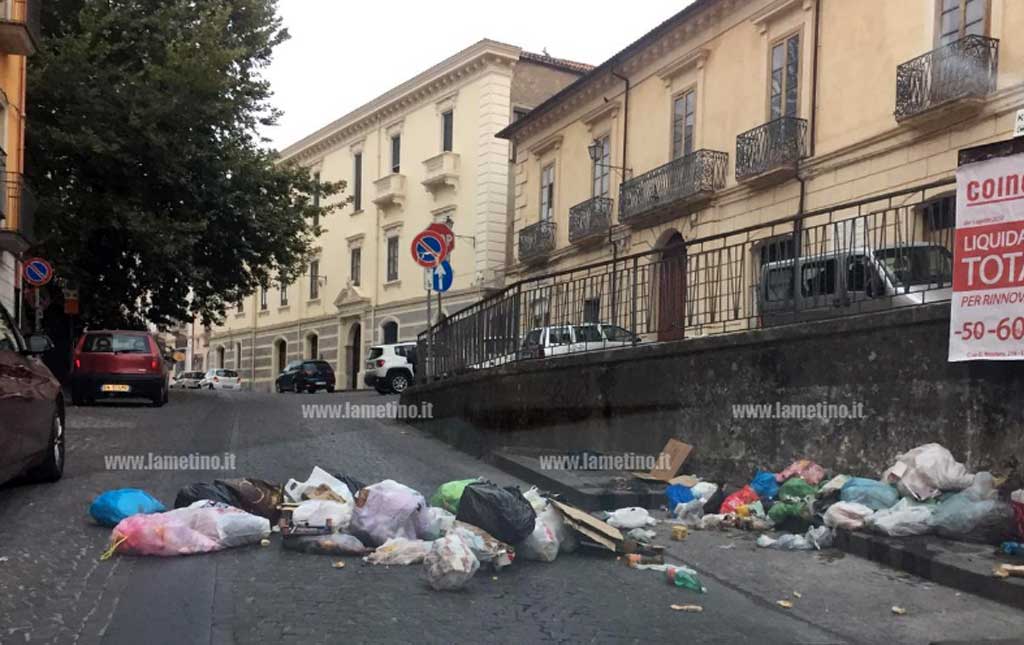 Lamezia, rifiuti in mezzo alla strada vicino Episcopio