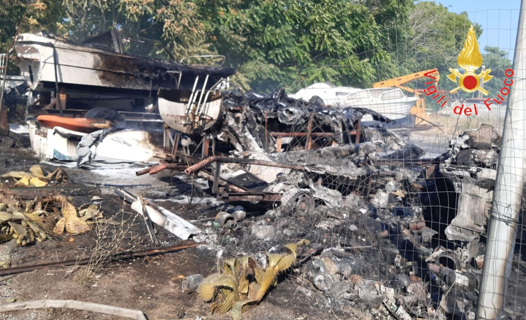 Incendio in rimessaggio a Catanzaro, distrutte imbarcazioni