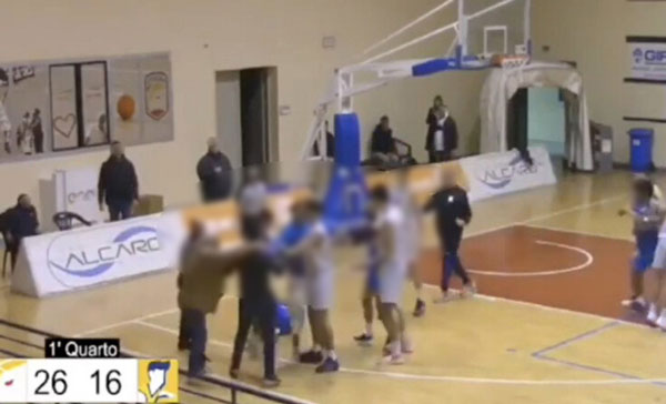 Rissa in campo di basket a Catanzaro, padre giocatore colpisce avversario 