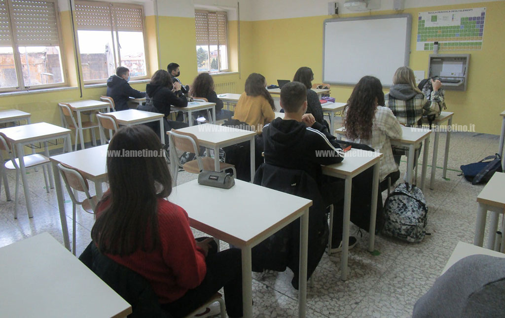 Covid, nuova ordinanza di Spirlì: ecco le novità su scuole, ristoranti e spostamenti