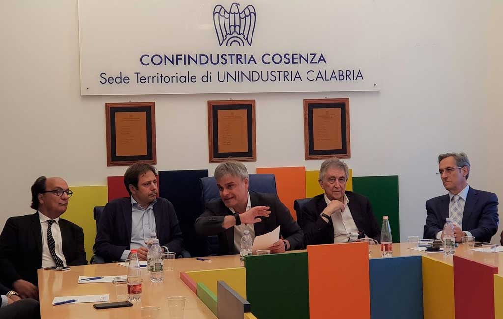 riunione-di-Consiglio-Direttivo-di-Confindustria-Cs-con,-da-sx,-Guarscio,-Amarelli,-Mazzuca-e-Branda.jpg