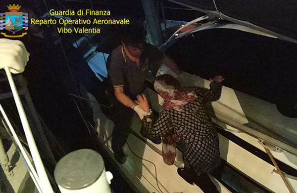 Intercettato nel crotonese veliero con 31 migranti irregolari, fermati due scafisti