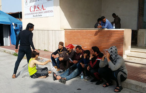 Soccorsi in porto Roccella Ionica migranti provenienti da Sudan ed Eritrea