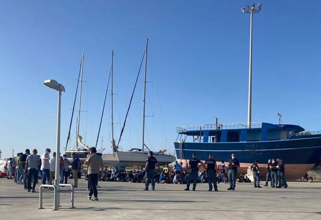 Sbarco al porto di Roccella Ionica, arrivati 200 migranti 
